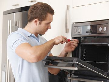 Sanse Servicio Técnico Oficial persona reparando horno